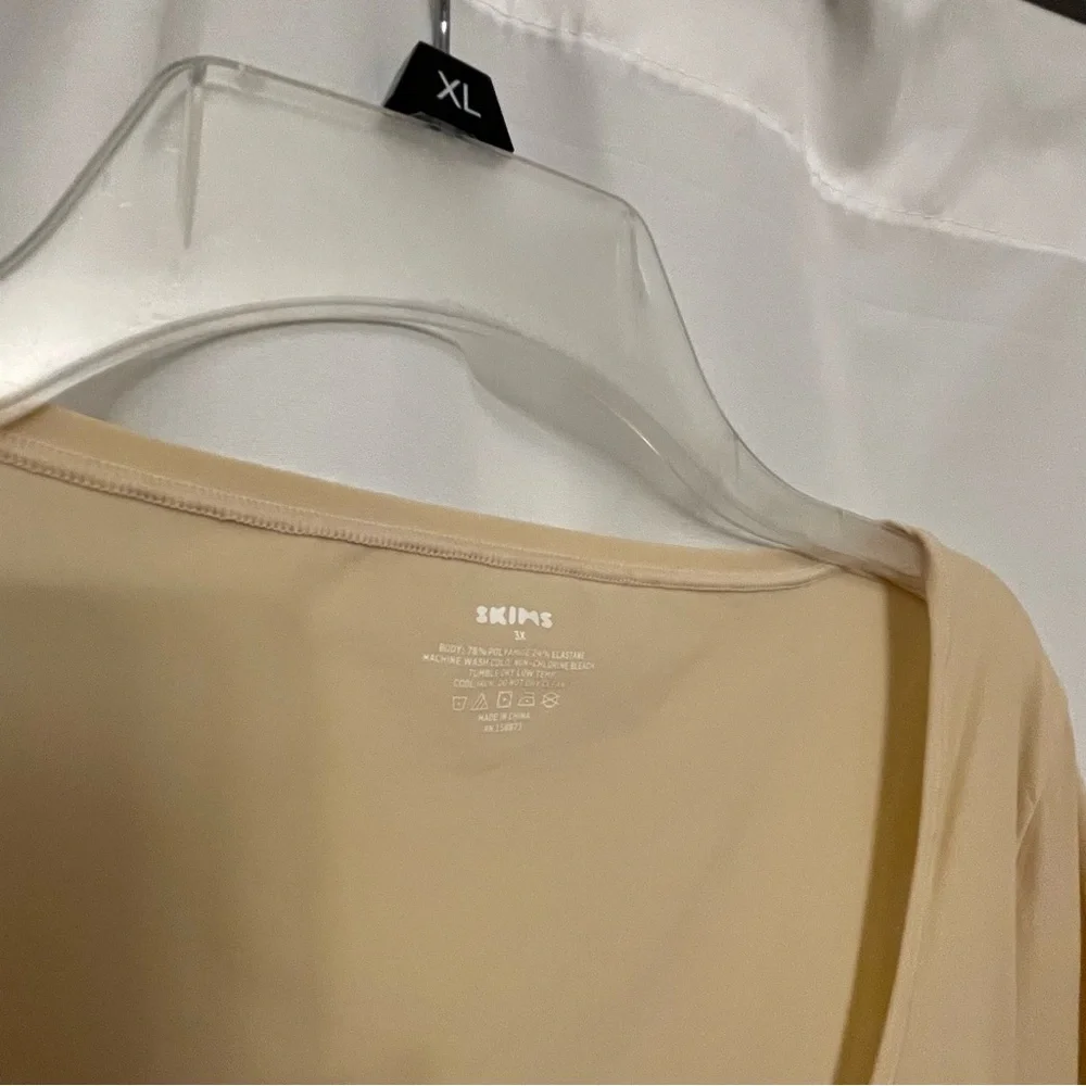 SKIMS Tan Crop Fitted Blouse Short Sleeve - Picture 3 of 3